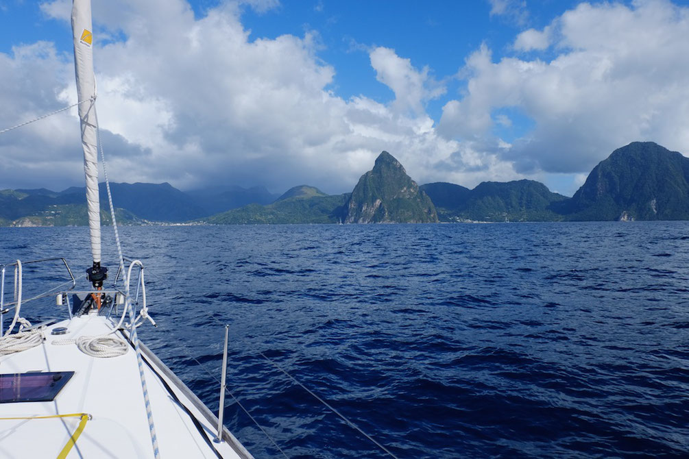 Ansteuerung Soufriere, St. Lucia. Rechts der "Petit Piton" und weiter rechts etwas angeschnitten "Gros Piton"
