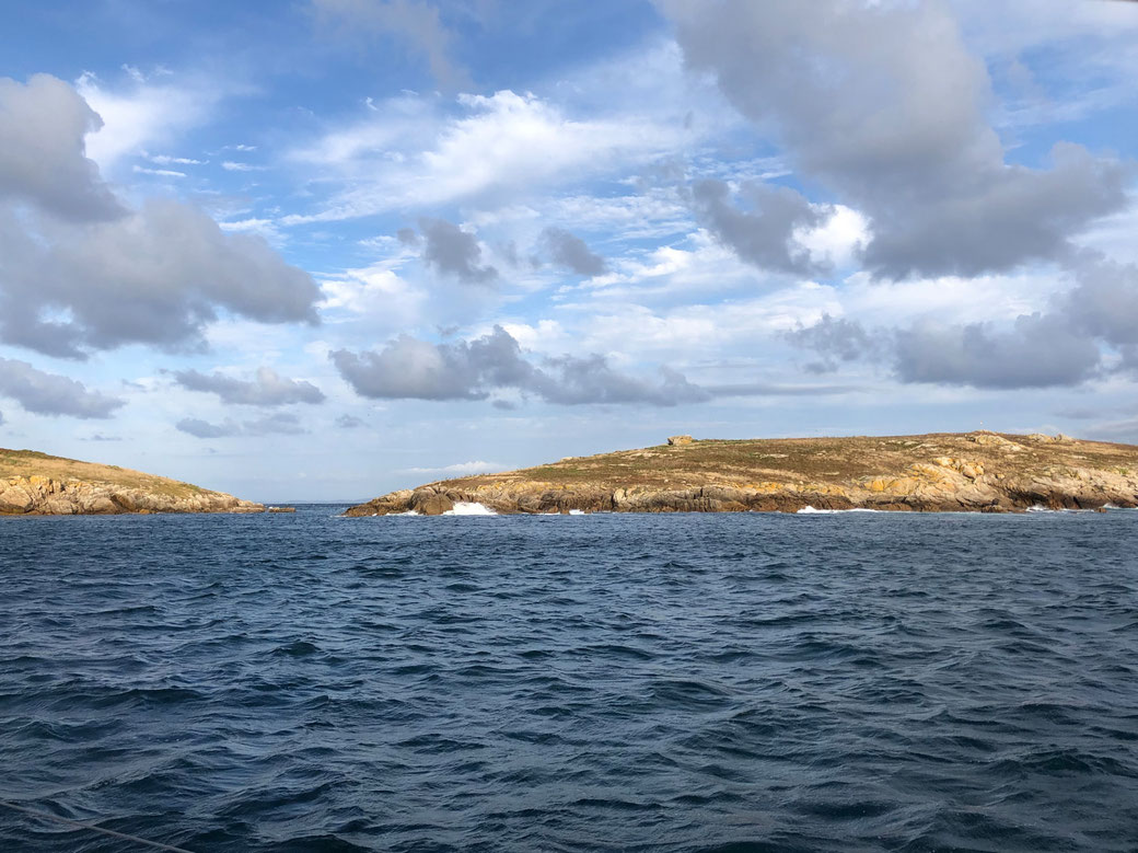 Die Islas Sisargas, eher klein, offen und zumeist dem rauen Nordwind ausgesetzt. Bei passendem Wetter kann man trotzdem für die Nacht Schutz finden.