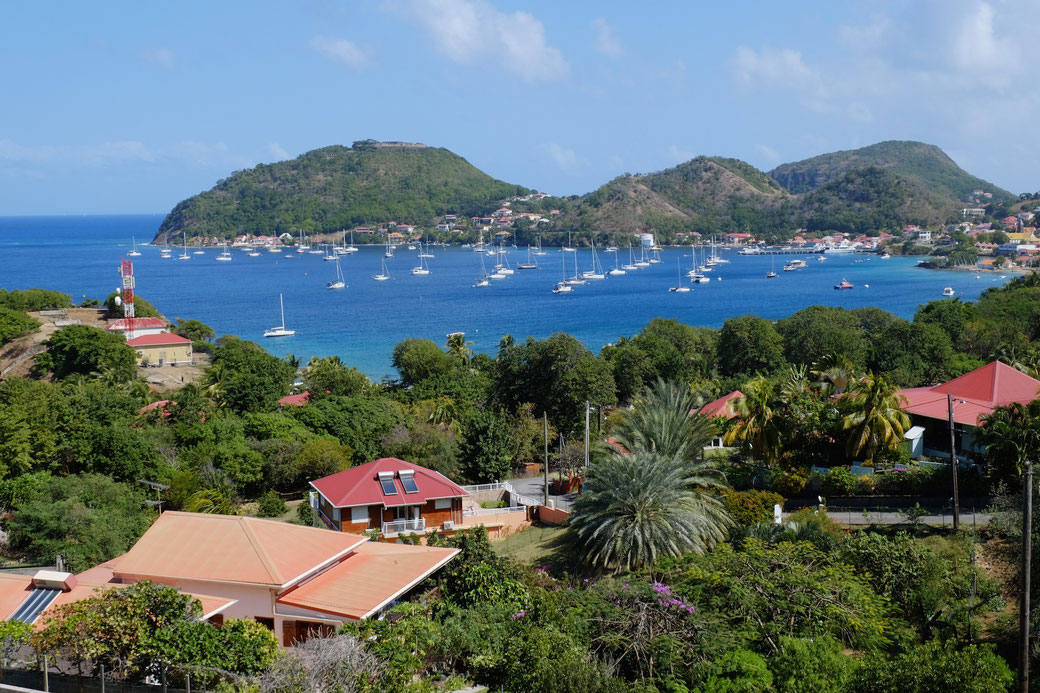 Blick auf die Ankerbucht vor Bourgh, dem Hauptort der Iles des Saintes