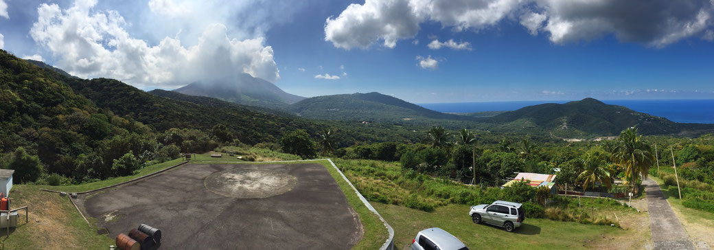Blick vom Montserrat Volcano Observatory um Corpus Delicti