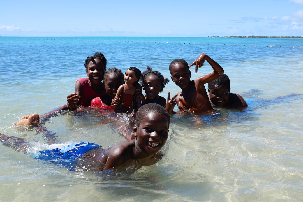 Wir schlendern am Strand entlang, als diese am Strand spielenden Kids uns ansprechen und bitten, doch ein Foto von ihnen zu machen. Gern - und viele Grüße nach Barbuda!