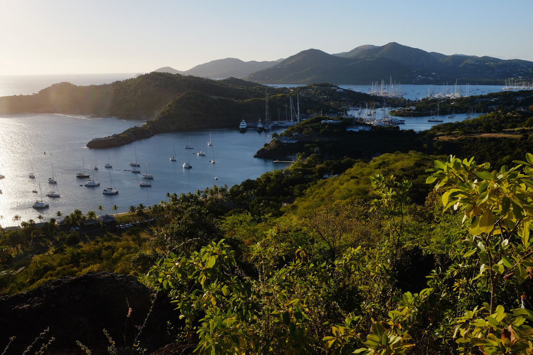Blick auf English Harbour und dahinter Falmouth Harbour von Shirley Heights
