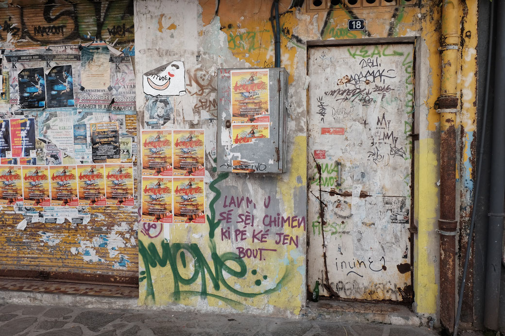 Tür vor einem Club in Pointe a Pitre