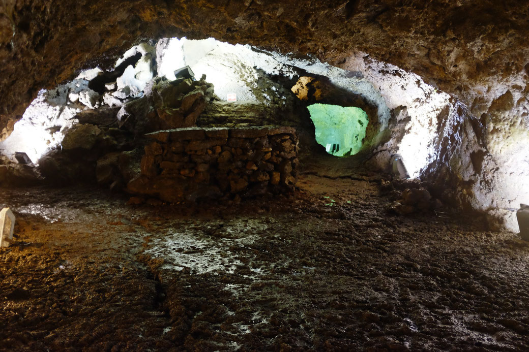 Altar in der Mitte der Weihnachtsgrotte
