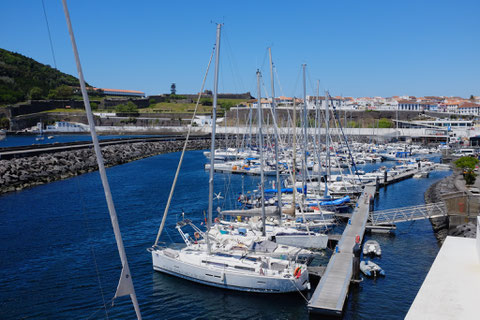 Unser Steg in der Marina Angra do Heroismo